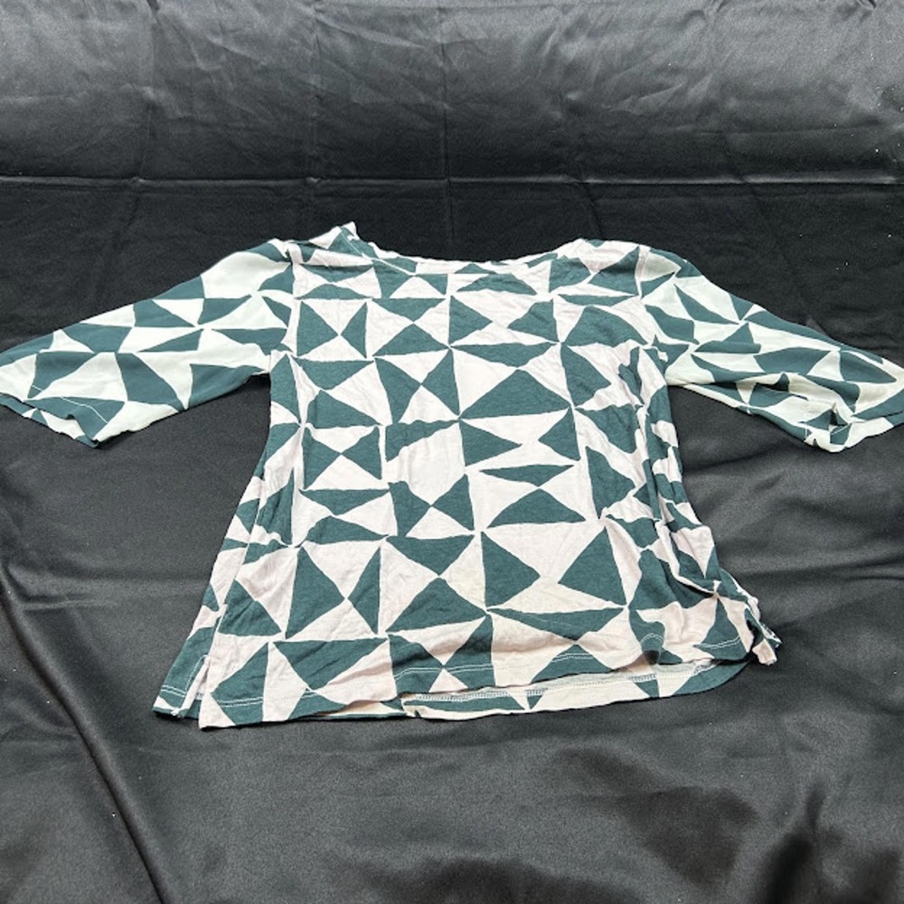 Green Geometric Triangle Print 3/4 Sleeve Boat Neck Top with Side Slits